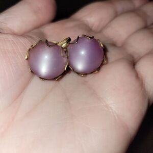 One pair of vintage screw back earrings